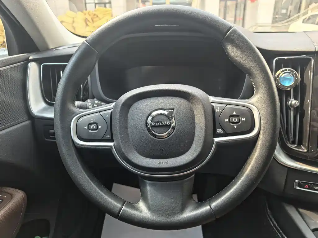 Volvo XC60 2018 — фото 8