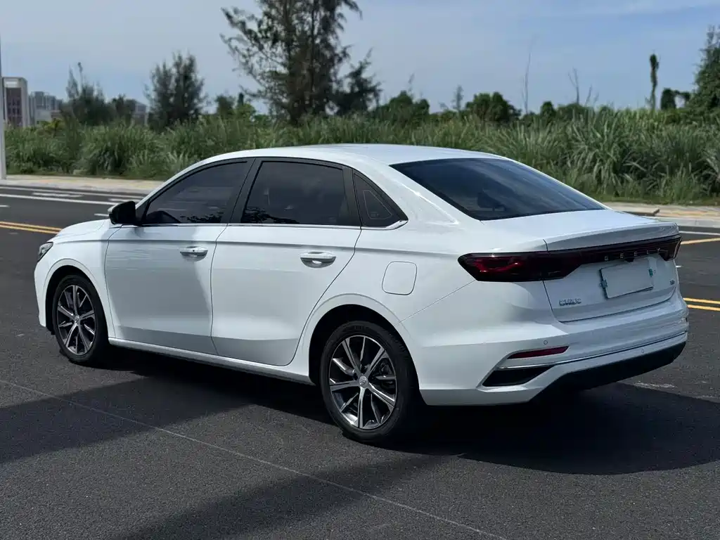 Geely Emgrand 2023