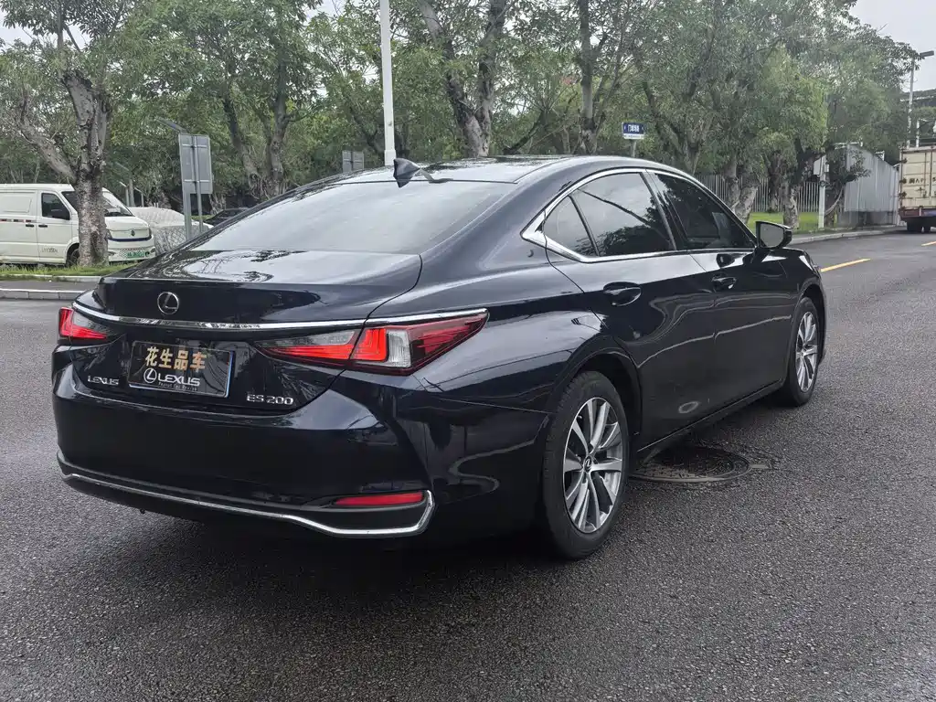 Lexus ES 2020