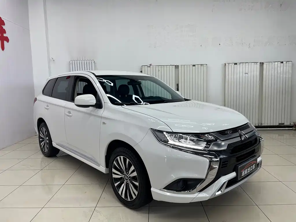 Mitsubishi Outlander 2022 — фото 3