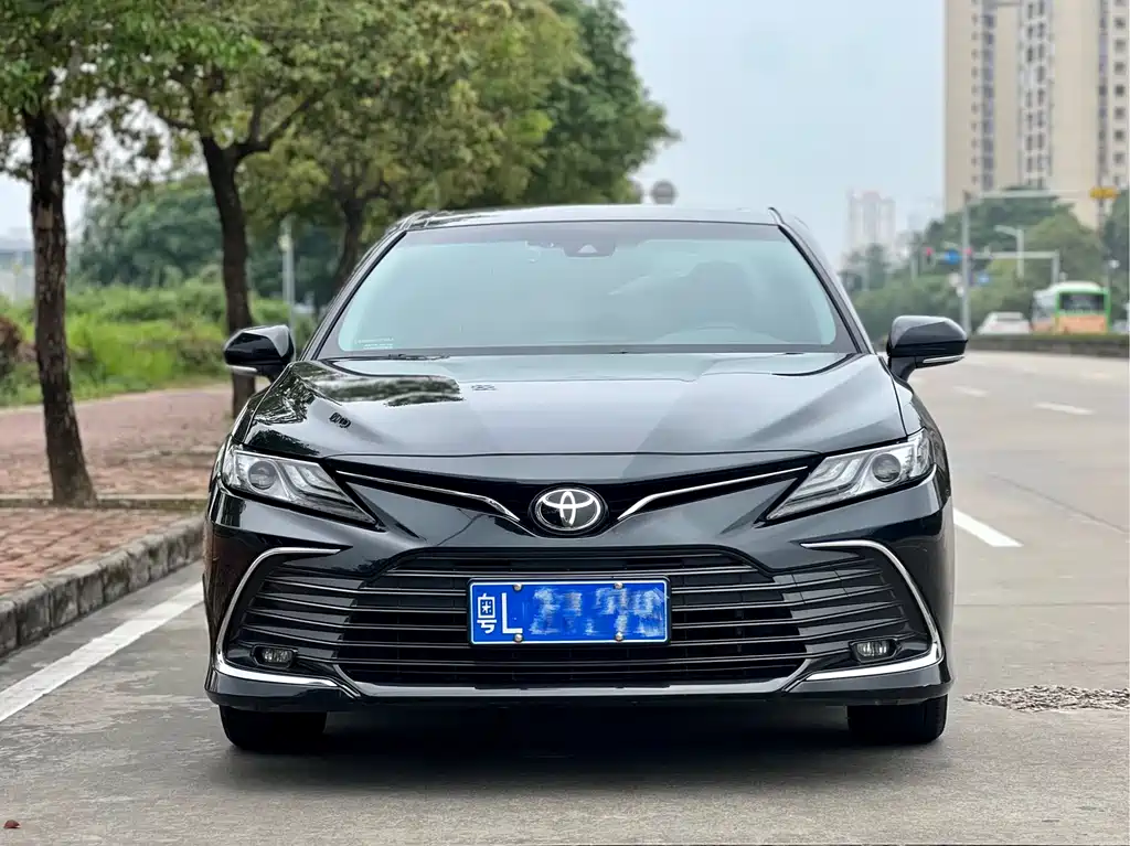 Toyota Camry 2022 — фото 2