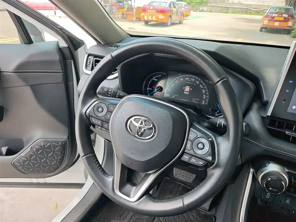 Toyota RAV4 2021 — фото 11