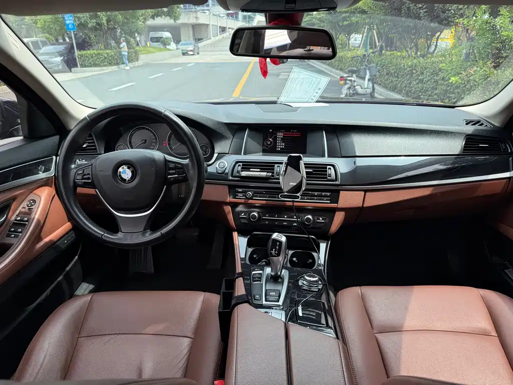 BMW 5 Series 2015 — фото 13