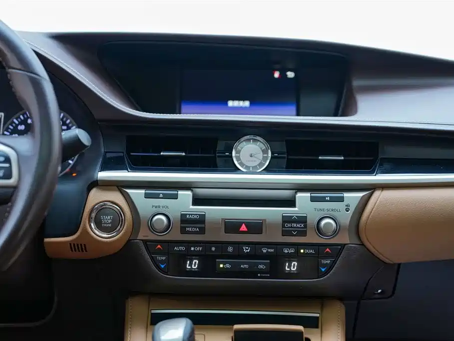Lexus ES 2017 — фото 10