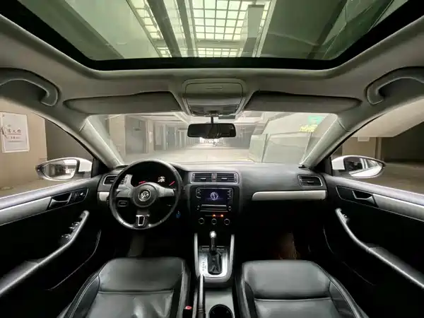 Volkswagen Sagitar 2012