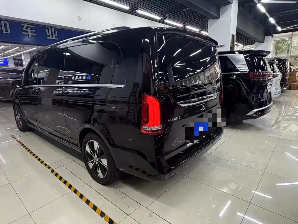 Mercedes-Benz V-Class 2021 — фото 10
