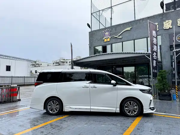 Toyota Alphard 2026