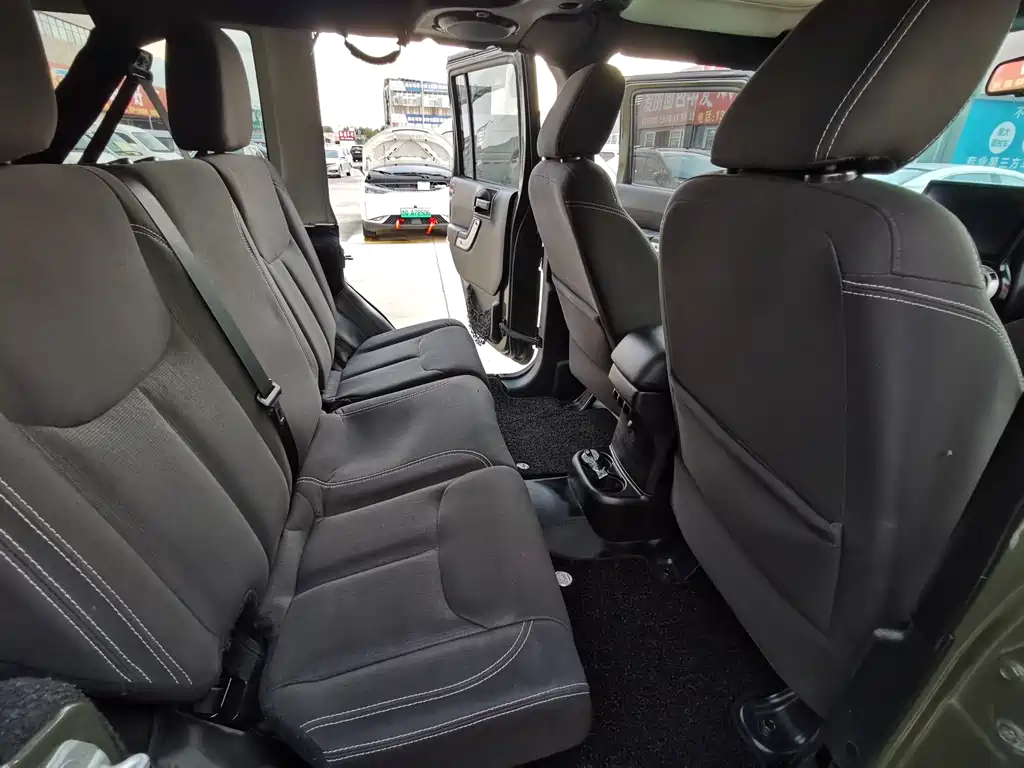 Jeep Wrangler 2016 — фото 13