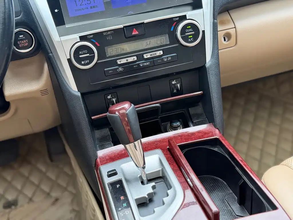 Toyota Camry 2014 — фото 11