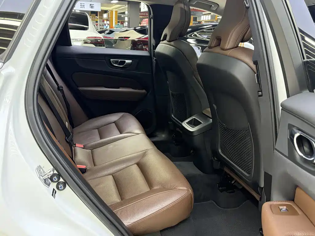 Volvo XC60 2020 — фото 10