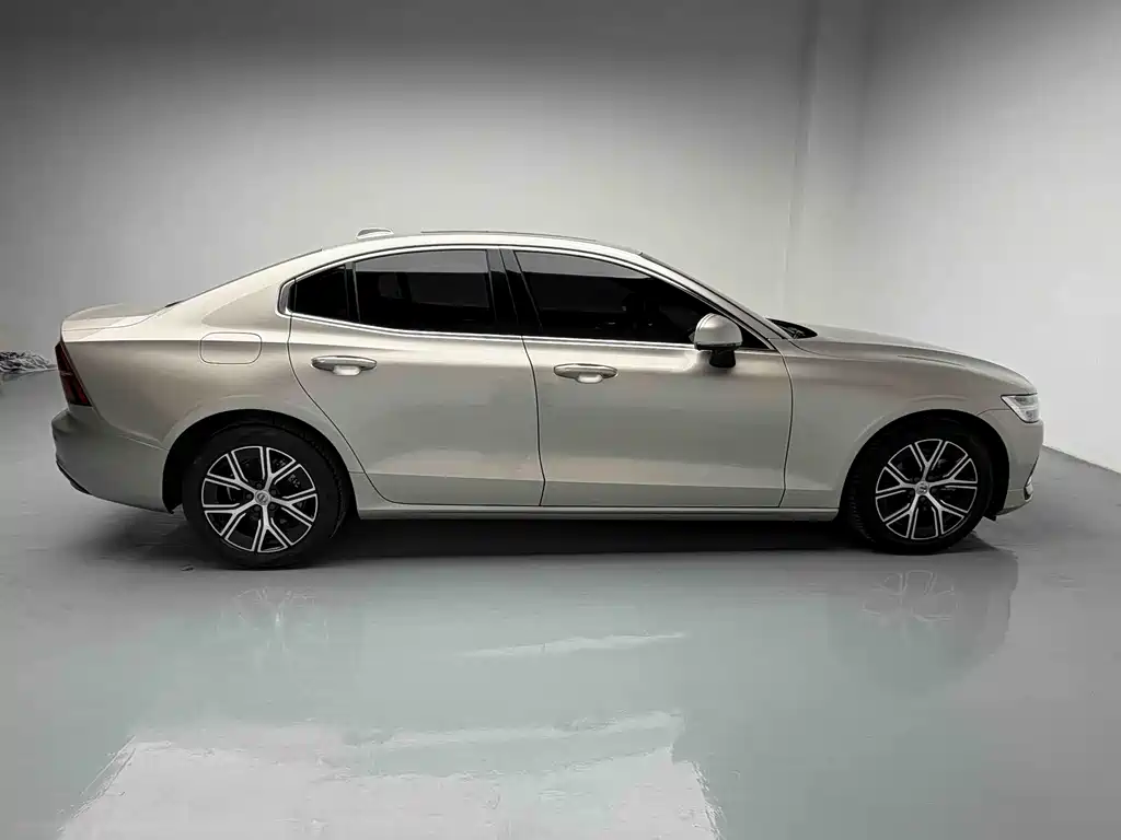 Volvo S60 2022 — фото 16