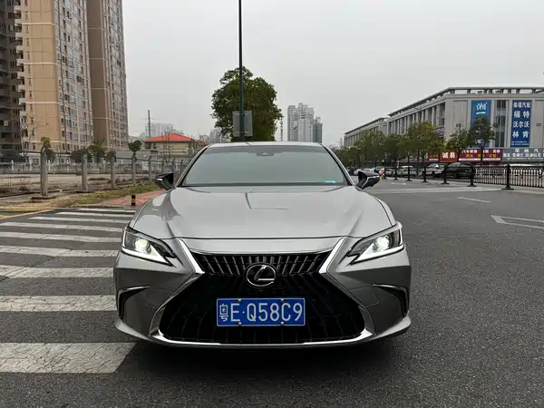 Lexus ES 2022