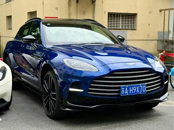 Aston Martin DBX 2024