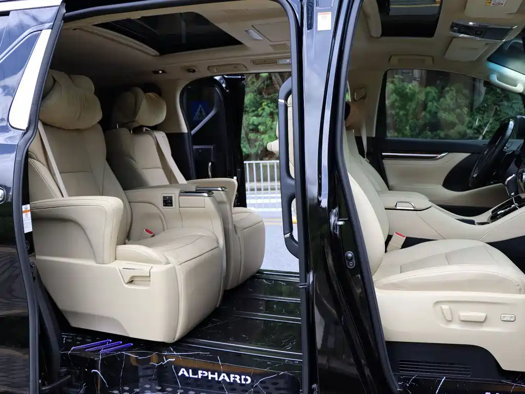 Toyota Alphard 2022 — фото 13