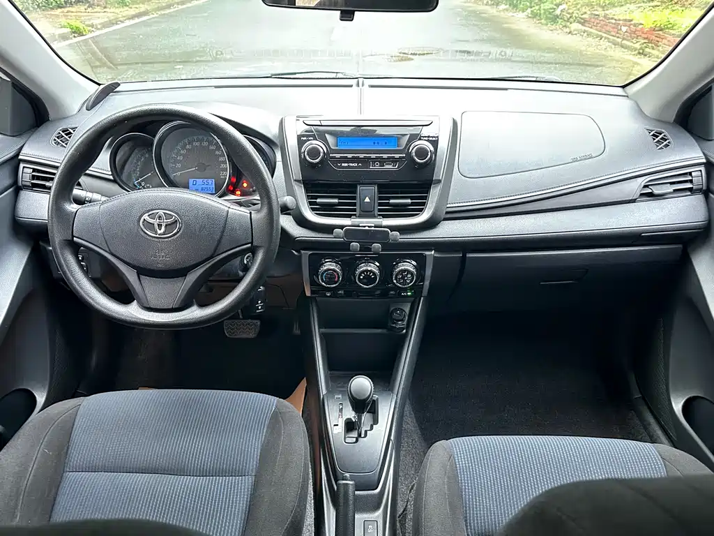 Toyota Yaris L 2019 — фото 8
