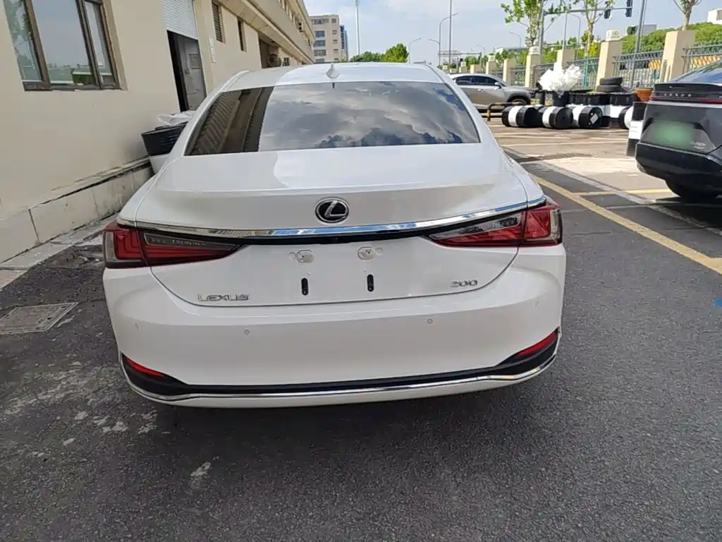 Lexus ES 2023