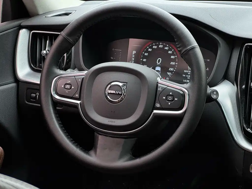 Volvo XC60 2019 — фото 11