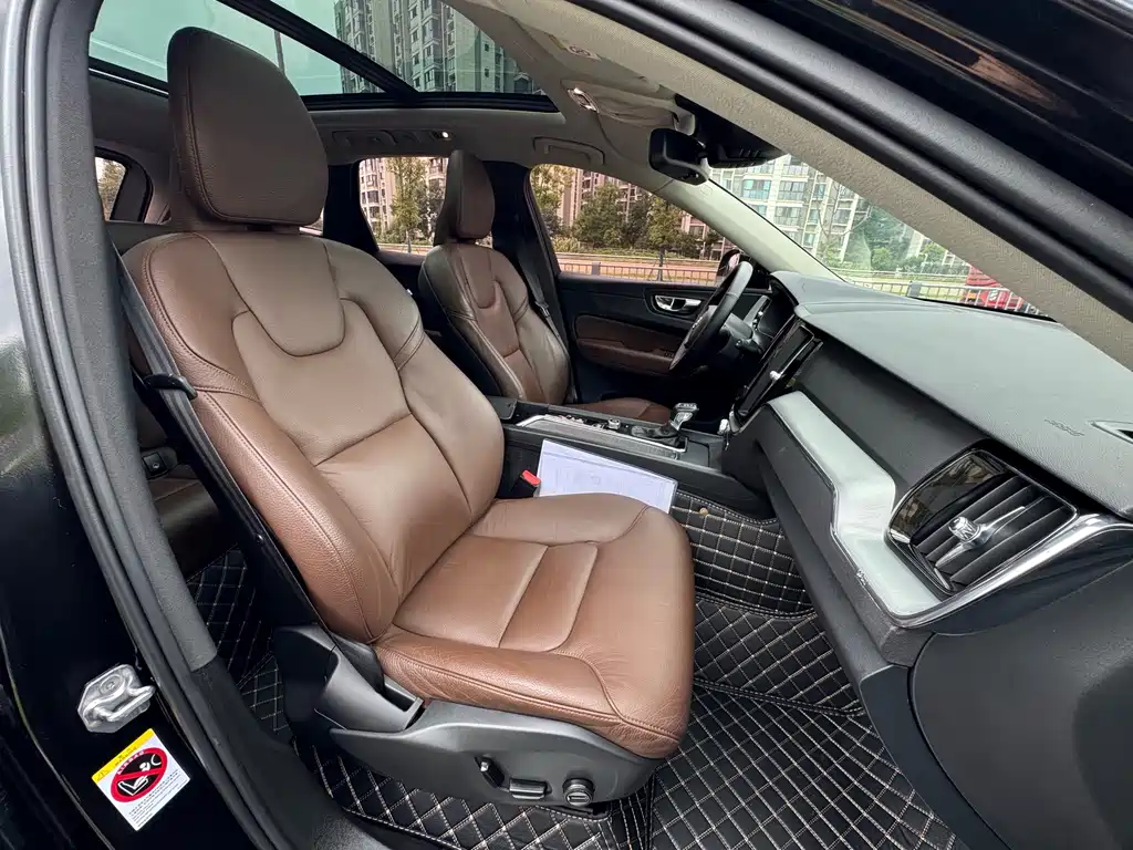 Volvo XC60 2019 — фото 13
