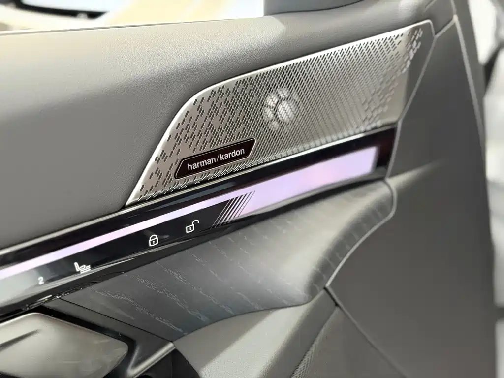 BMW 5 Series 2025 — фото 11