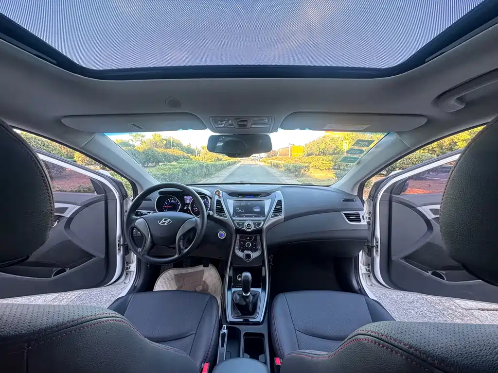 Hyundai Elantra 2016 — фото 18