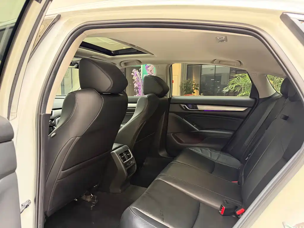 Honda Accord 2022 — фото 10