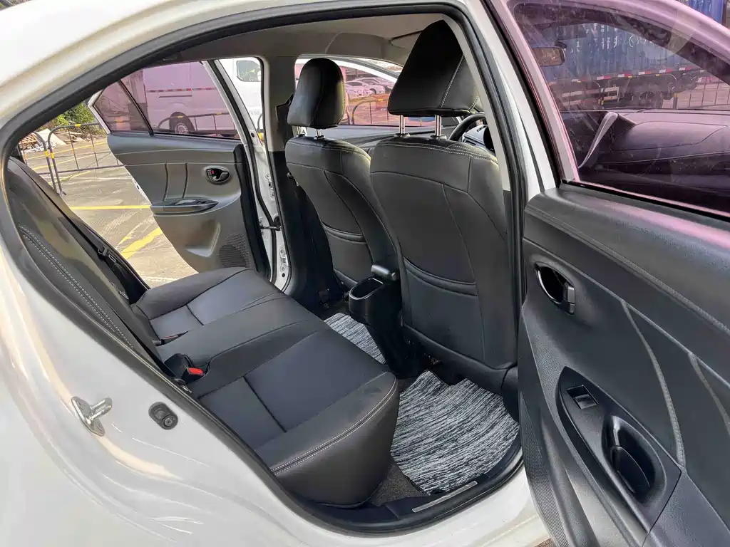 Toyota Yaris L 2020 — фото 10