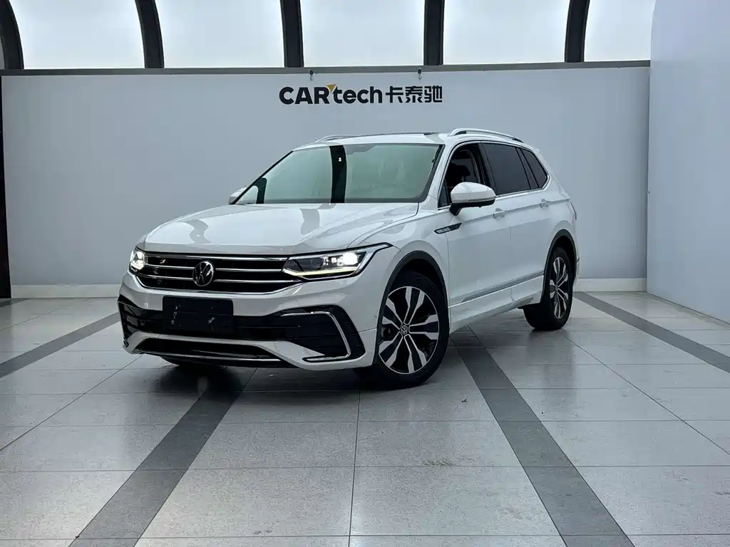 Volkswagen Tiguan L 2022 — фото 1