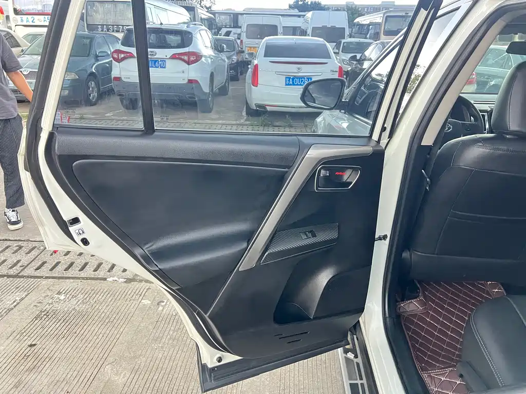 Toyota RAV4 2016 — фото 11