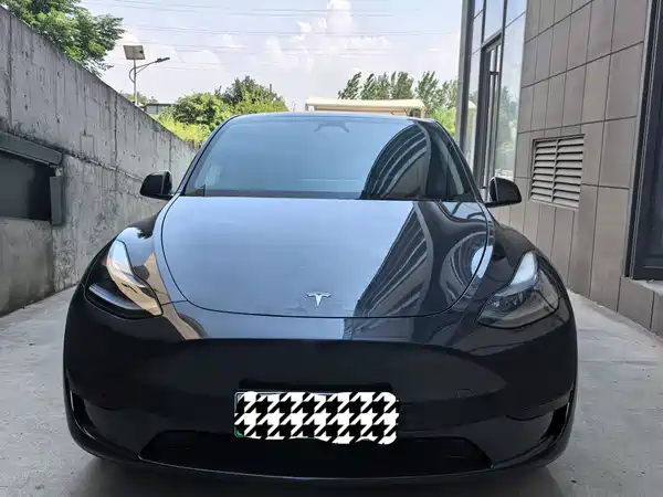 Tesla Model Y 2025