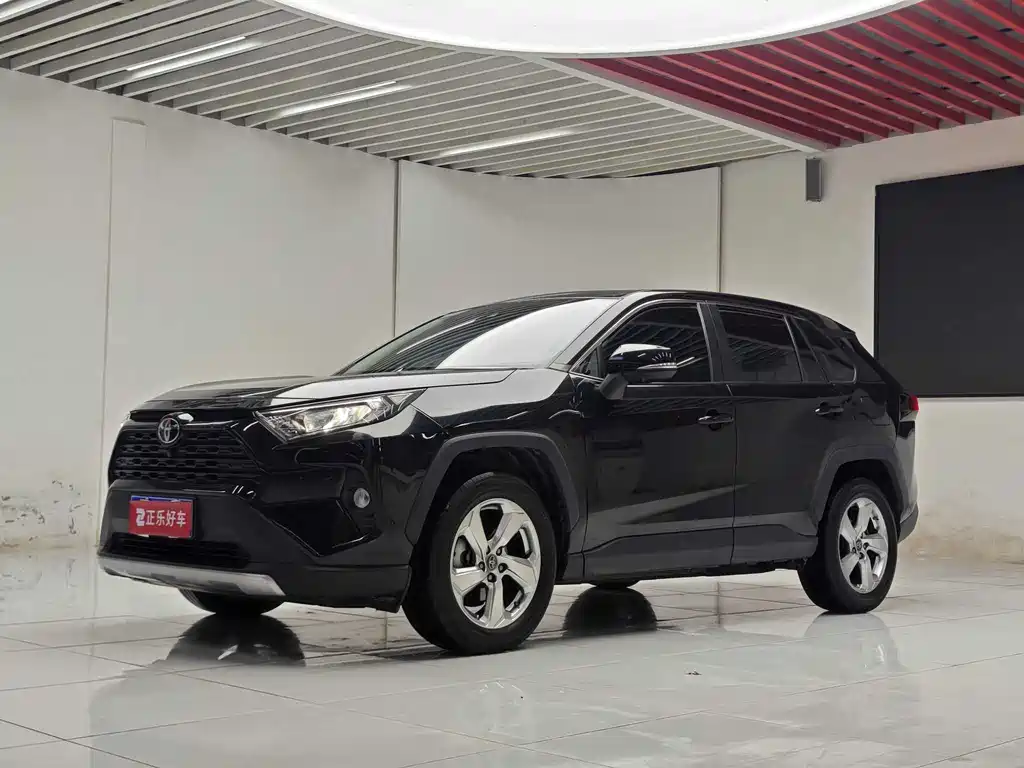 Toyota RAV4 2022 — фото 1