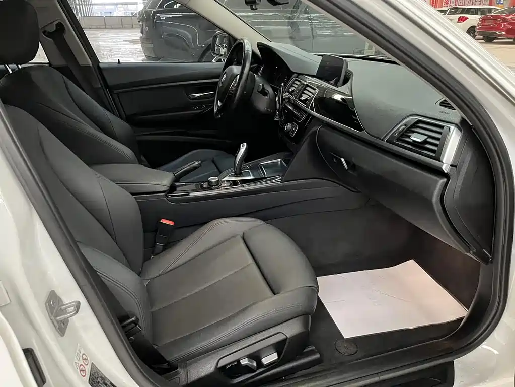 BMW 3 Series 2018 — фото 11