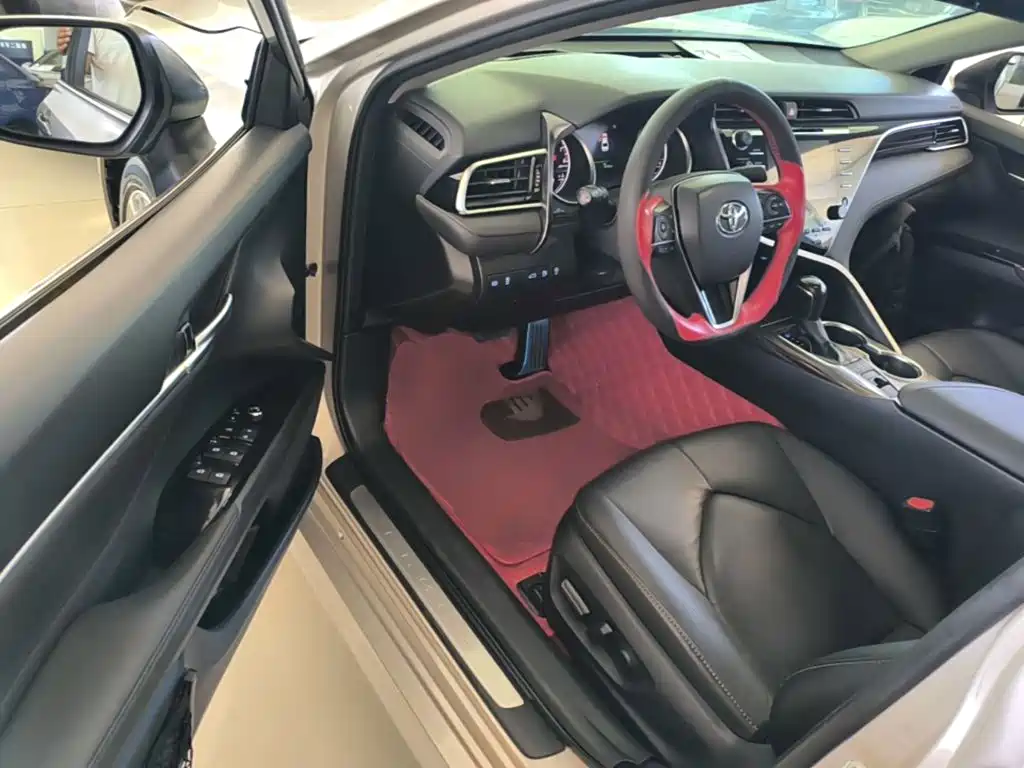 Toyota Camry 2018 — фото 16