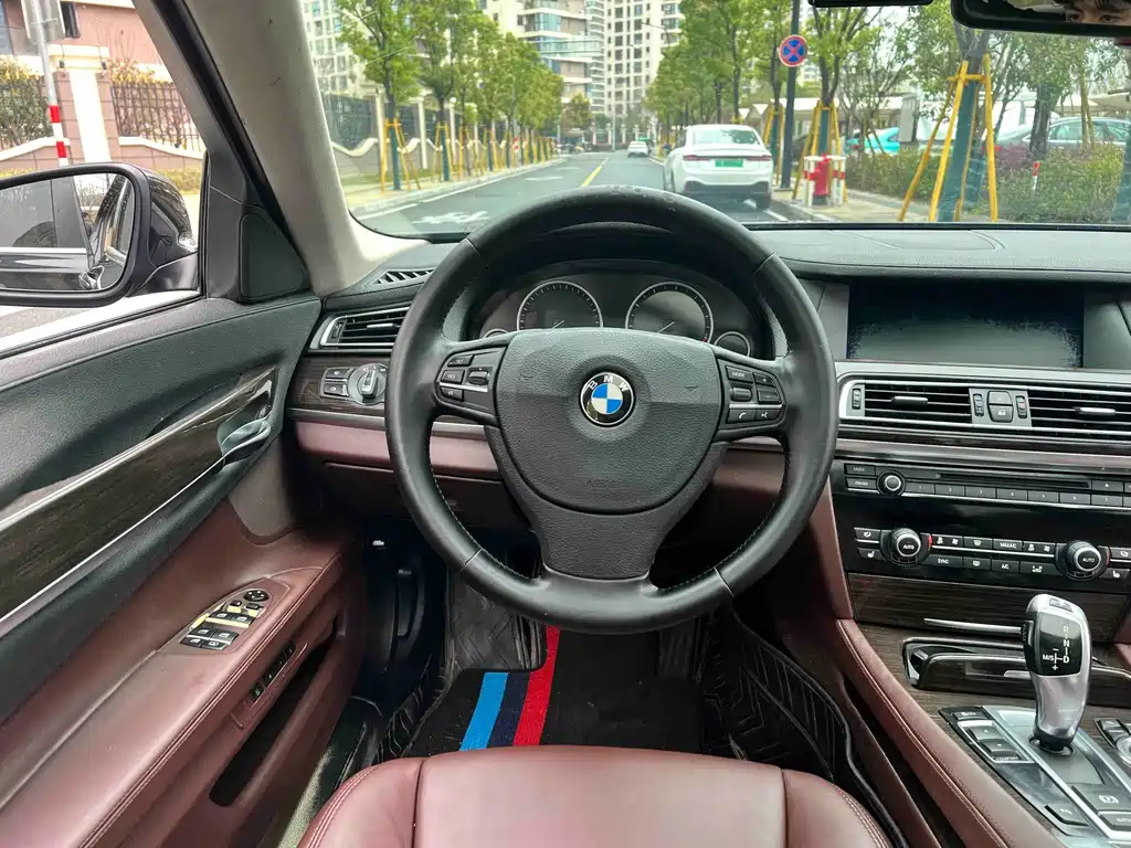 BMW 7 Series 2011 — фото 11