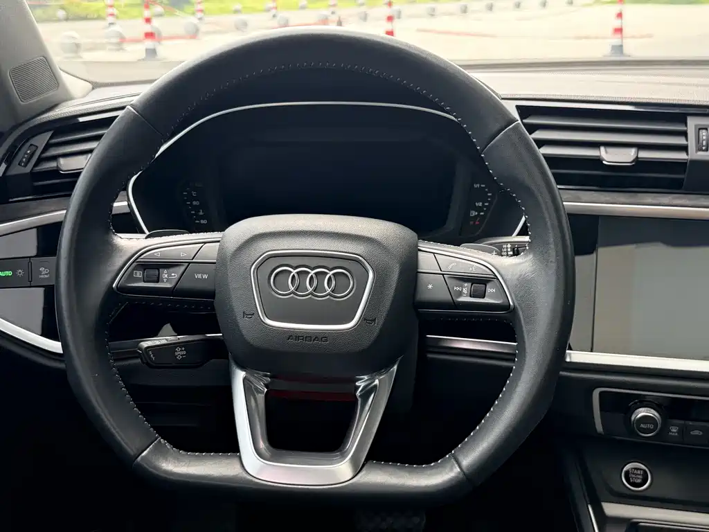Audi Q3 2021 — фото 17