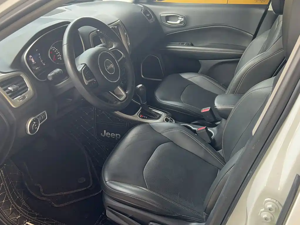 Jeep Compass 2018 — фото 18