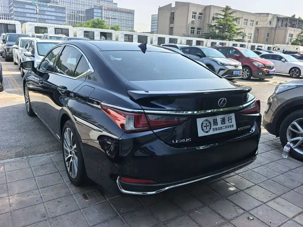 Lexus ES 2018 — фото 14