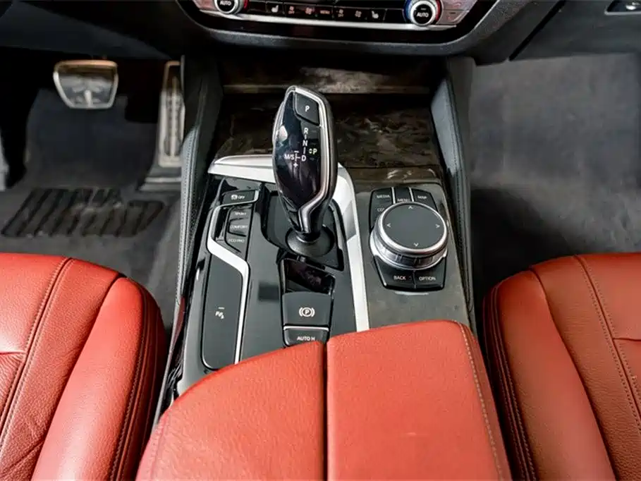 BMW 5 Series 2019 — фото 13