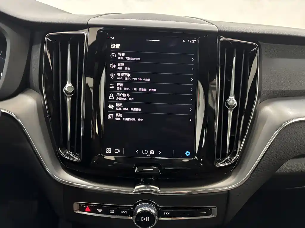 Volvo XC60 2025 — фото 16