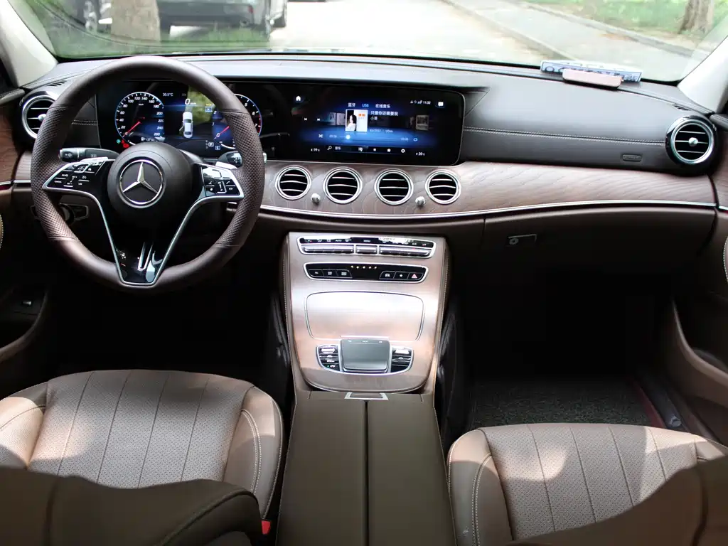 Mercedes-Benz E-Class 2023 — фото 13