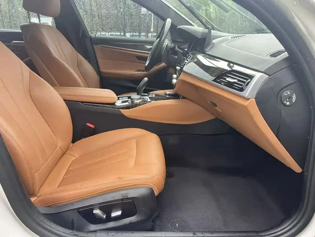 BMW 5 Series 2018 — фото 11