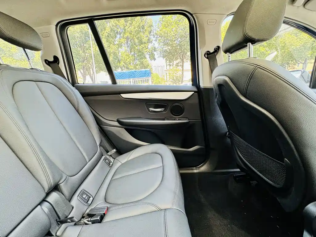 BMW 2 Series Wagon 2018 — фото 15