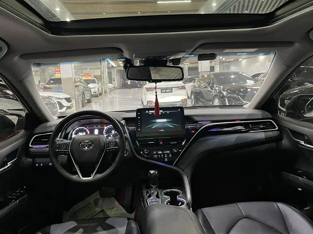 Toyota Camry 2023 — фото 12