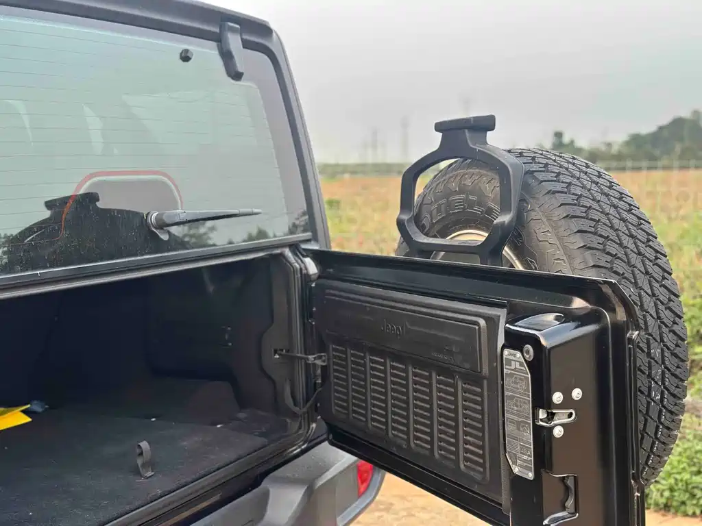 Jeep Wrangler 2020 — фото 12
