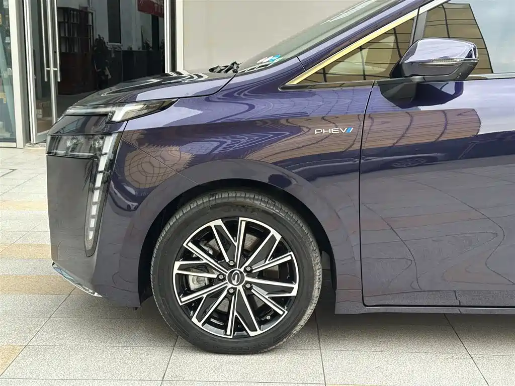 GAC Motor E8 PHEV 2024 — фото 19