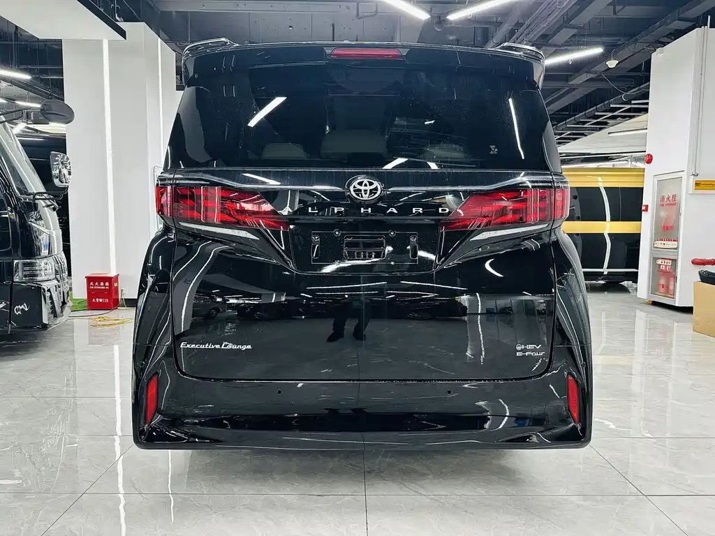Toyota Alphard — фото 9