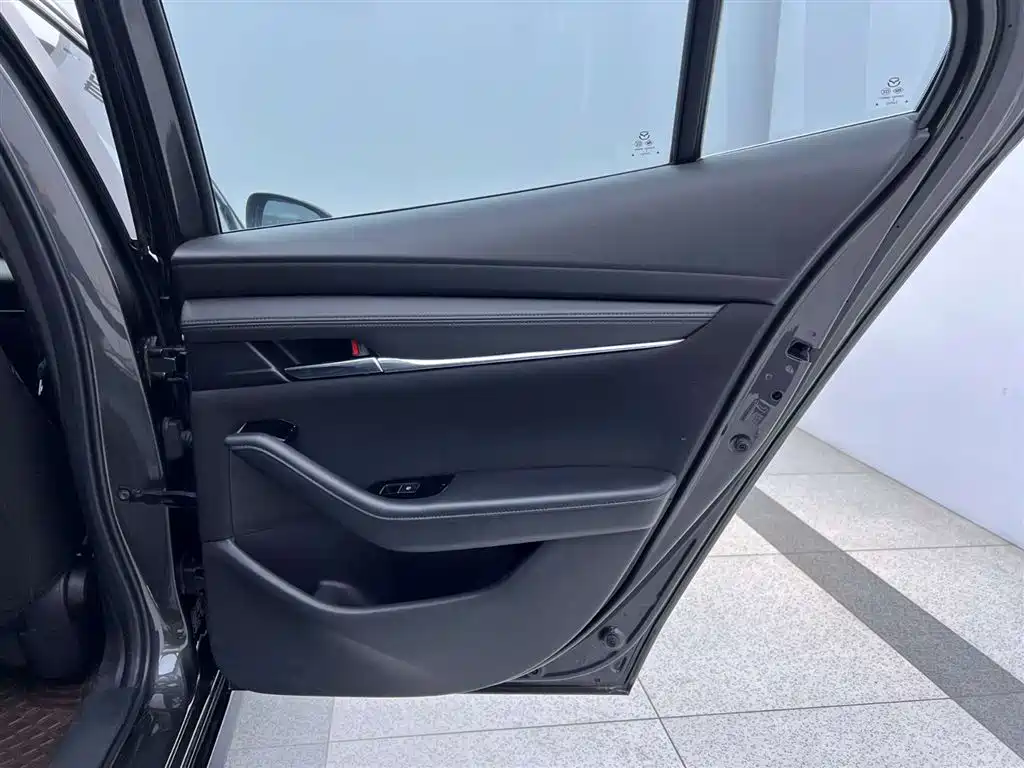 Mazda 3 Axela 2022 — фото 31