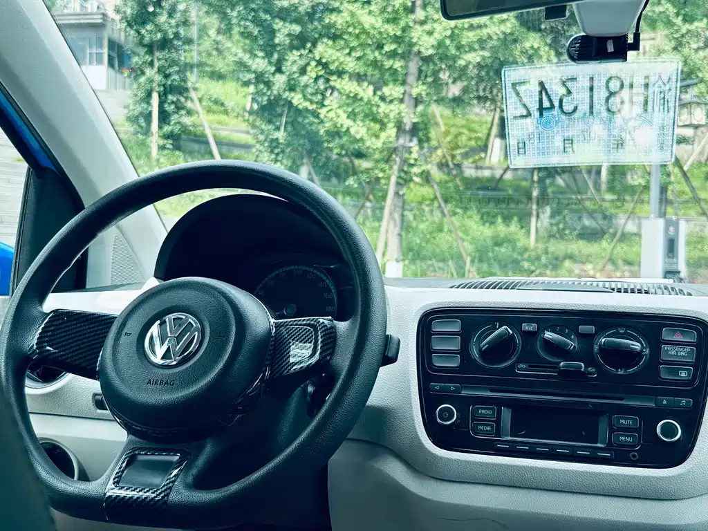 Volkswagen up! 2015 — фото 9