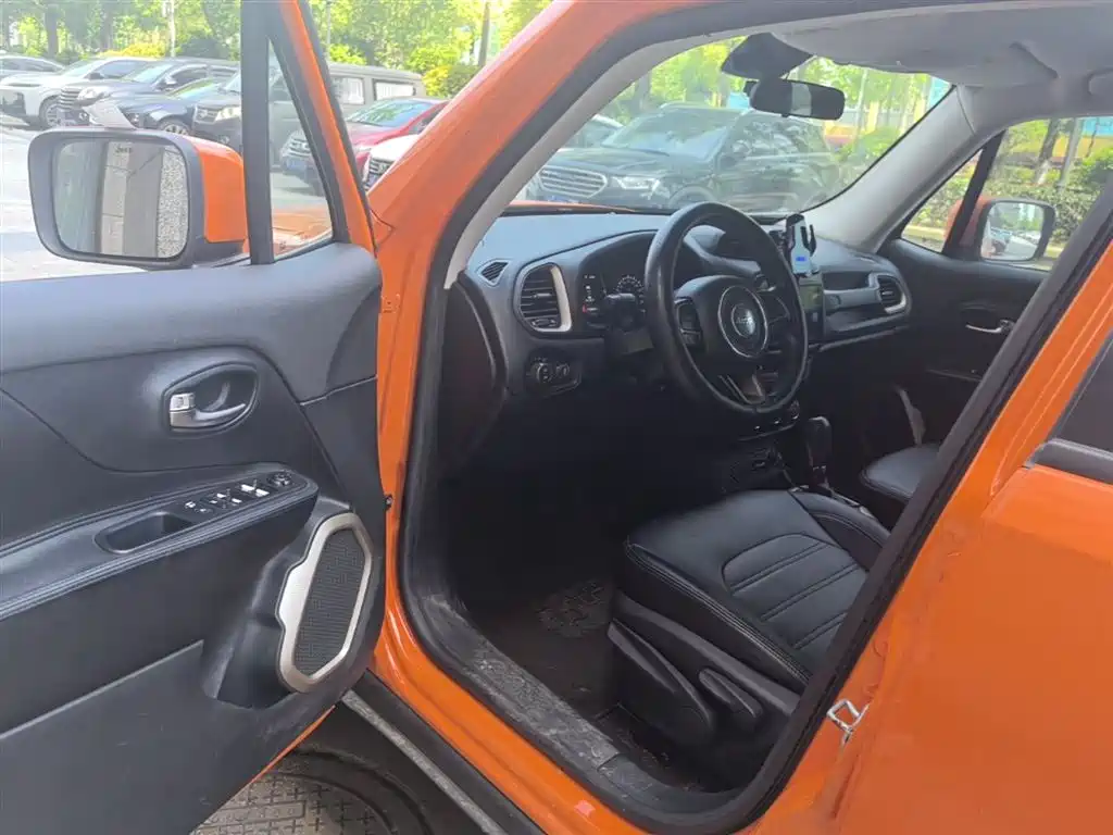 Jeep Renegade 2017 — фото 16