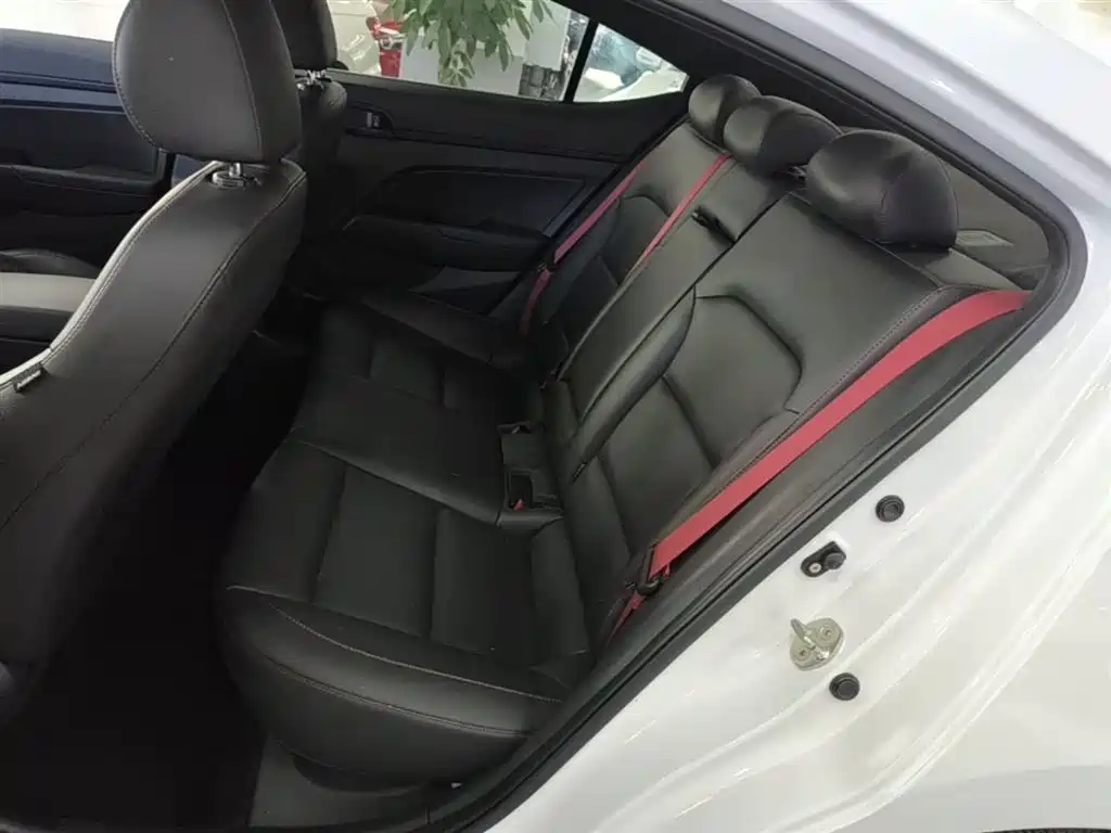 Hyundai Elantra 2019 — фото 17