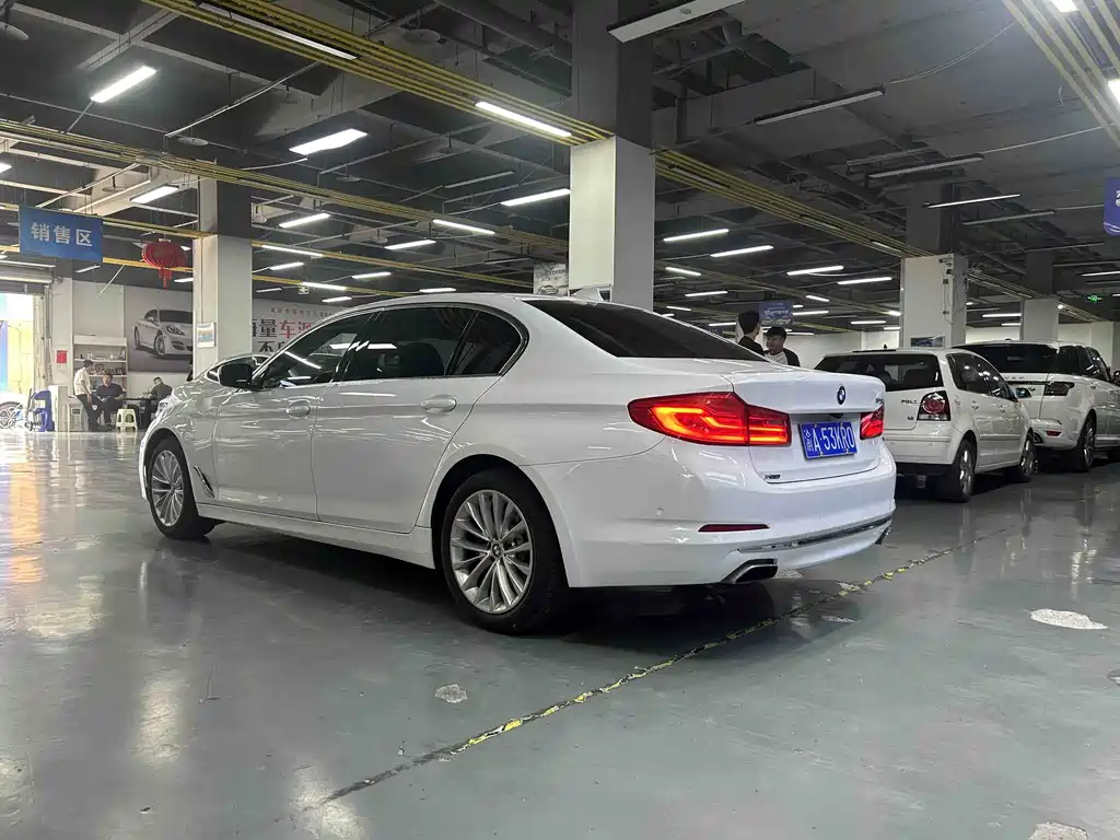 BMW 5 Series 2019 — фото 11